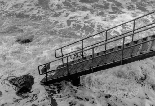 Treppe welche aus dem Meer führt, signalisiert den Weg aus dem Daten Meer