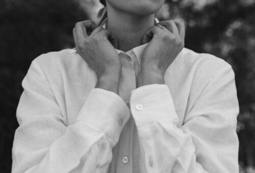 Frau mit Hemd, selbstbewusst in schwarz/weiß