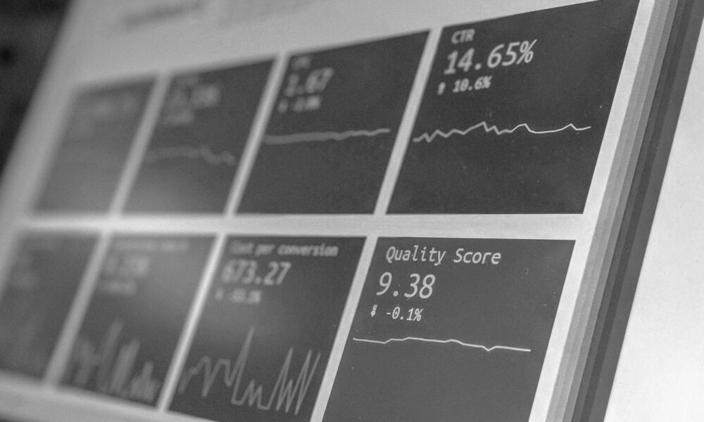 Bildschirm eines Laptops mit unterschiedlichen KPIs